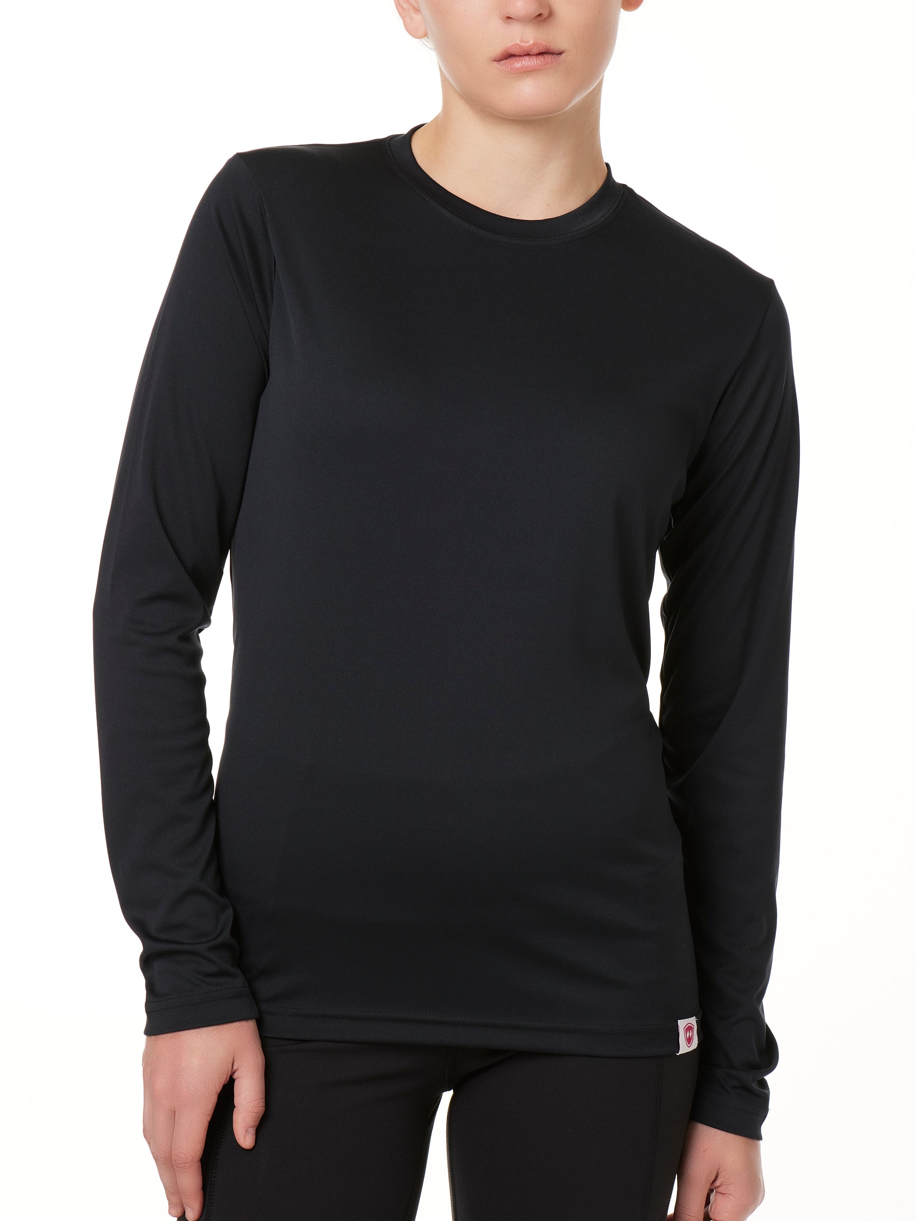 FEMALE MODEL WEARING A BLACK LONG SLEEVE PERFORMANCE LAYER