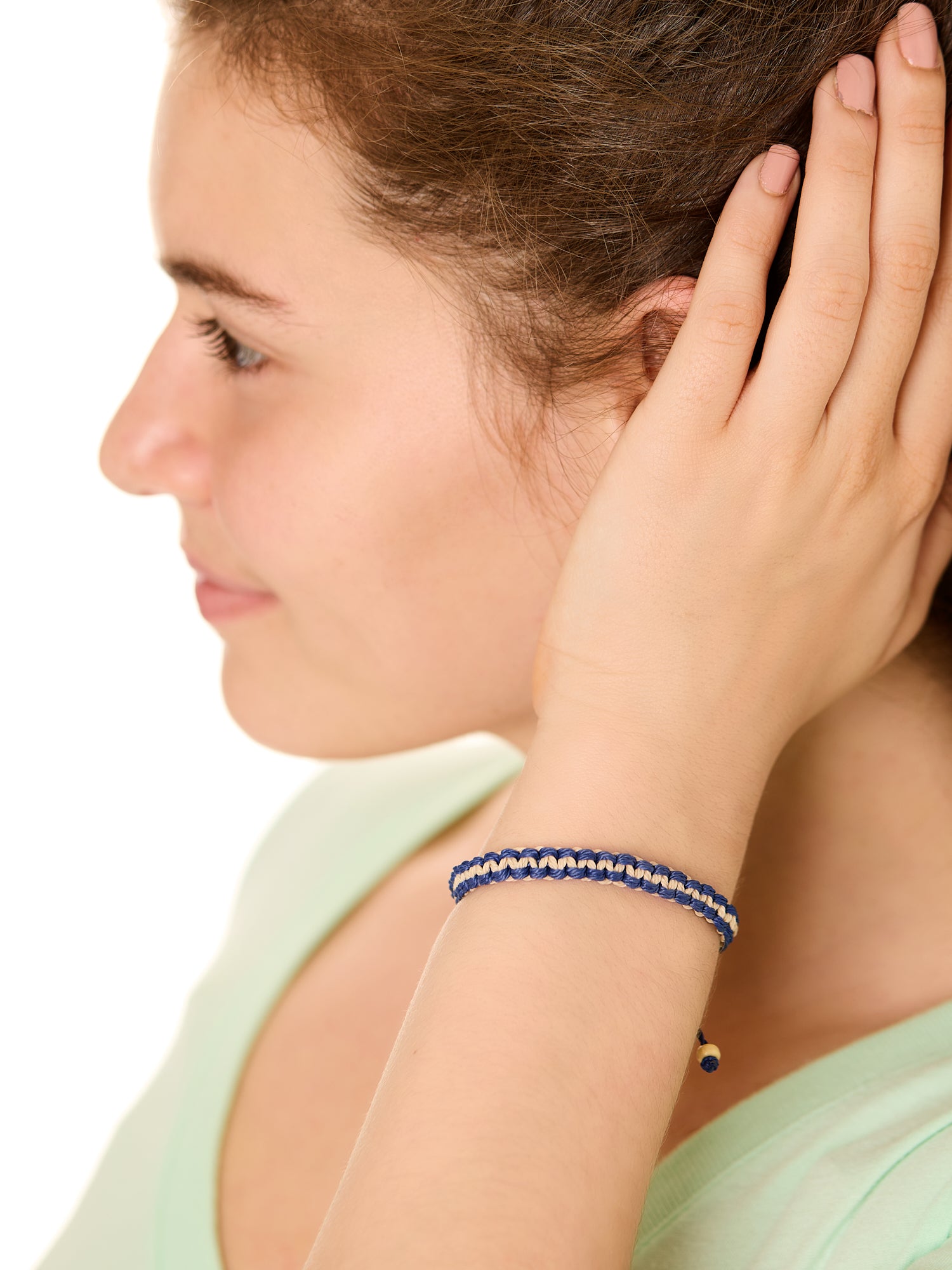 close up view of a female model wearing the surfers knot bracelet