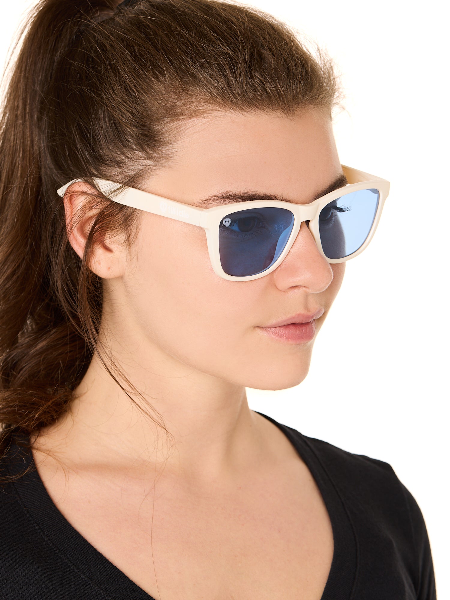 front view of a female model wearing the coastal cloud sunglasses on a white background