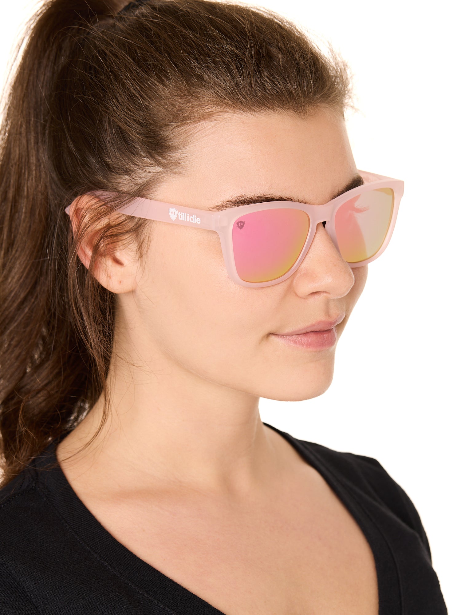 front view of a female model wearing the rosé ripple sunglasses on a white background