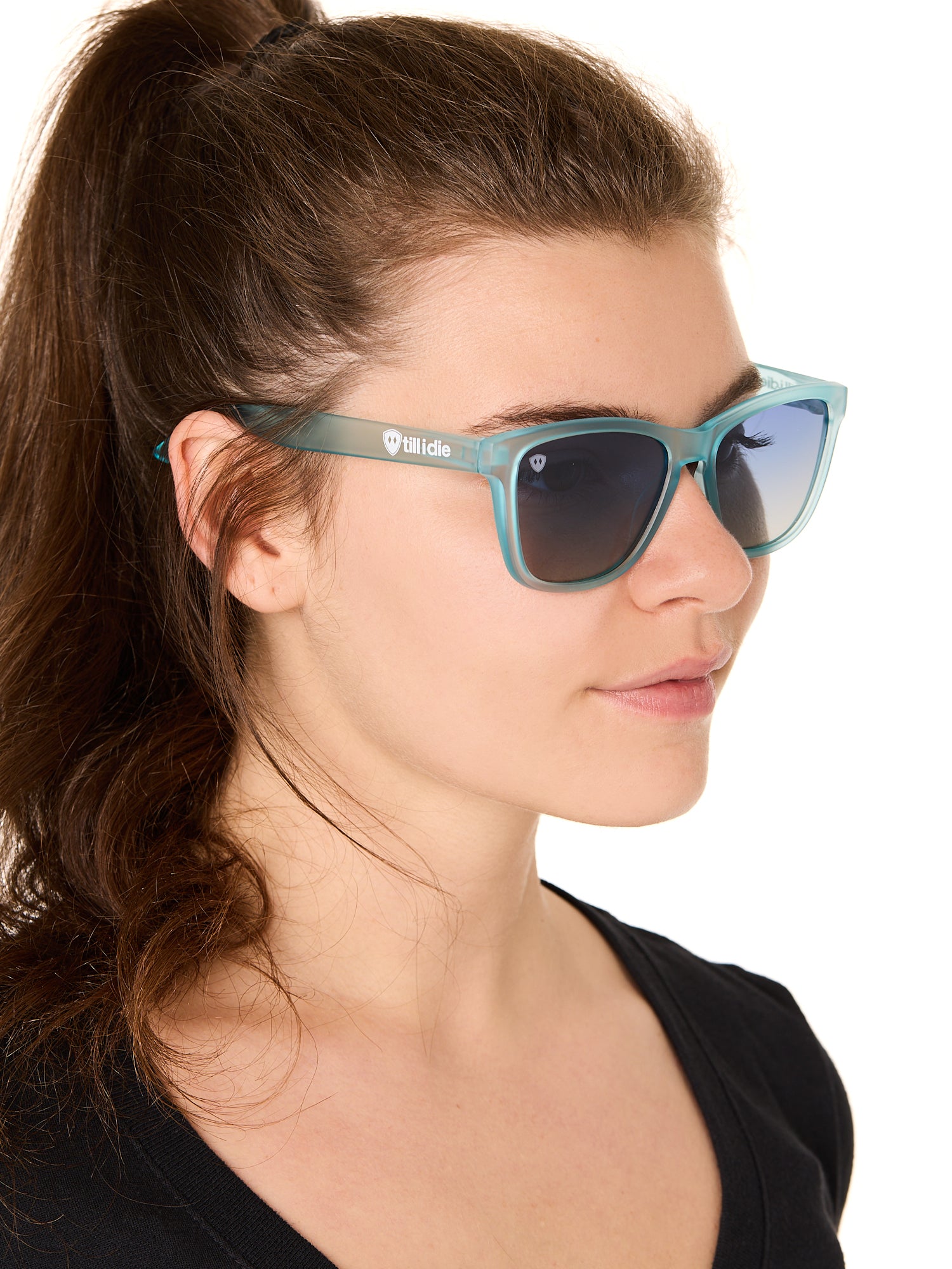 front view of a female model wearing the wave rider sunglasses on a white background