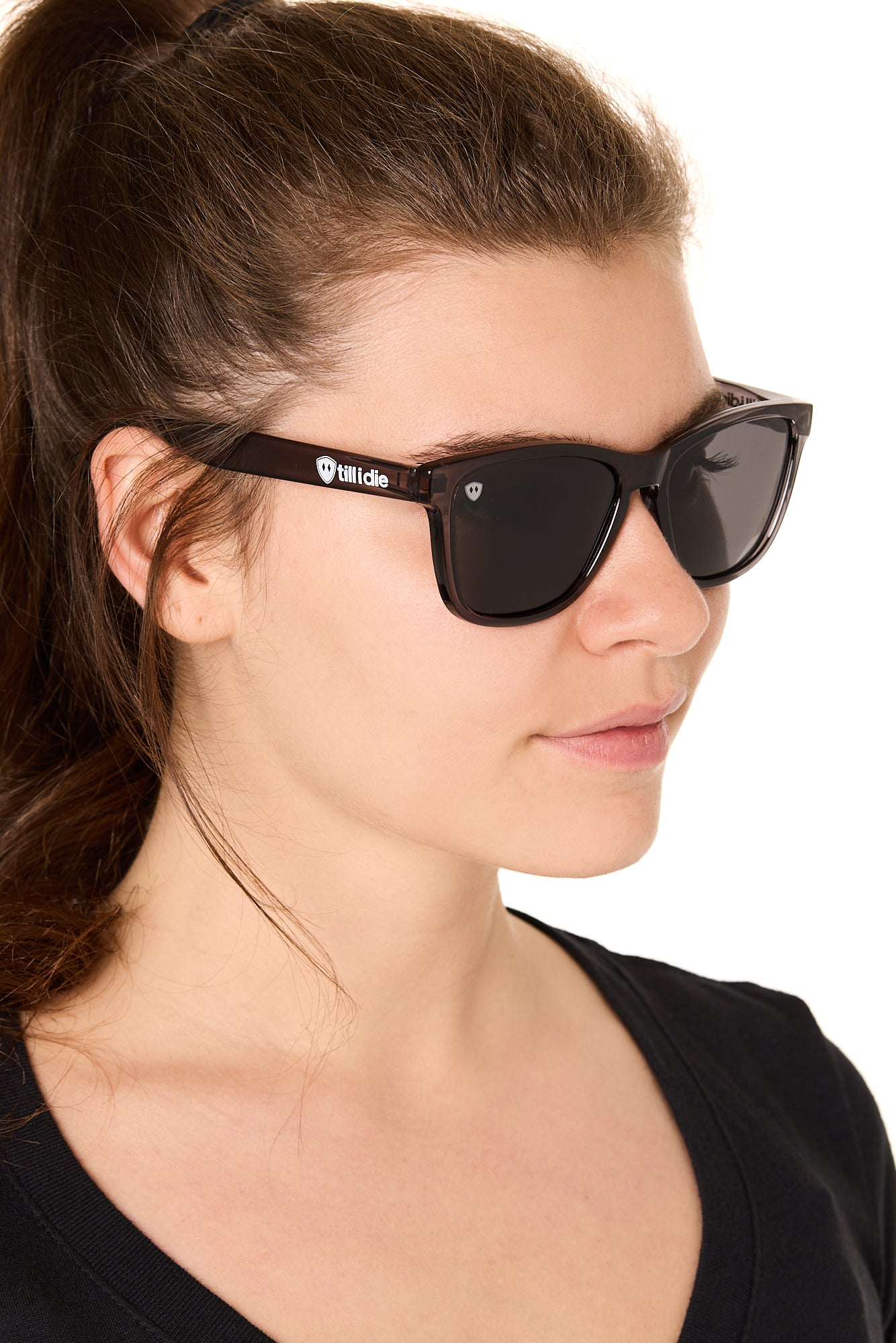 front view of a female model wearing the smoke and mirrors sunglasses on a white background
